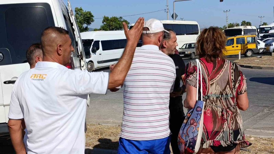 Servis Aracı Tur Aracıyla Çarpıştı, 2 Turist Yaralandı