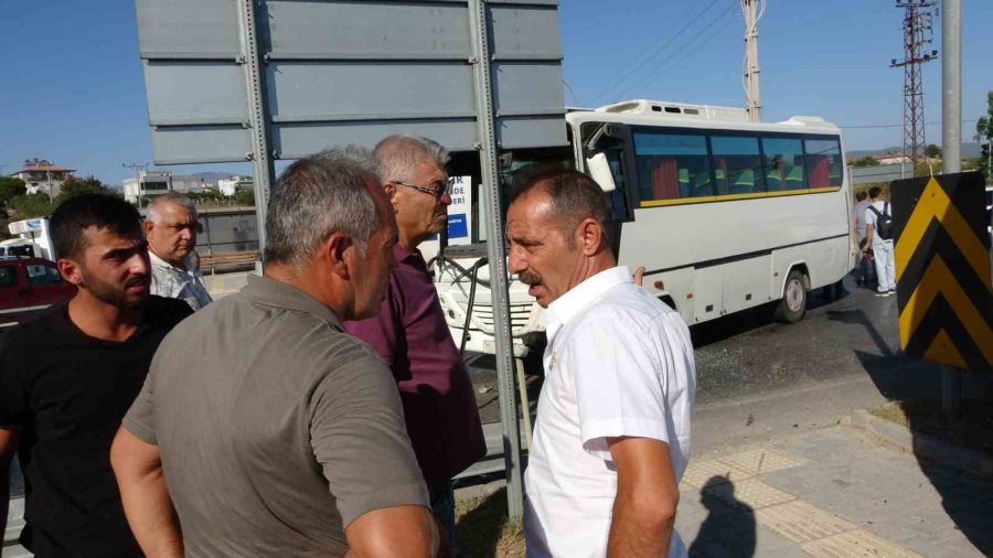 Servis Aracı Tur Aracıyla Çarpıştı, 2 Turist Yaralandı