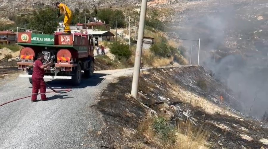 Manavgat’ta Çıkan Yangında, 4 Dönüm Örtü Ve Çalılık Alan Zarar Gördü