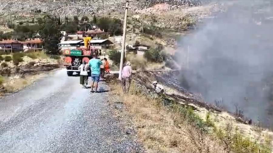 Manavgat’ta Çıkan Yangında, 4 Dönüm Örtü Ve Çalılık Alan Zarar Gördü