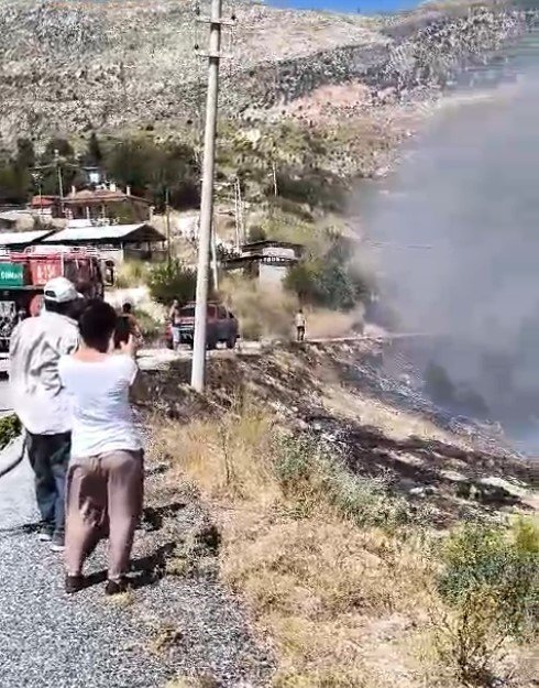 Manavgat’ta Çıkan Yangında, 4 Dönüm Örtü Ve Çalılık Alan Zarar Gördü