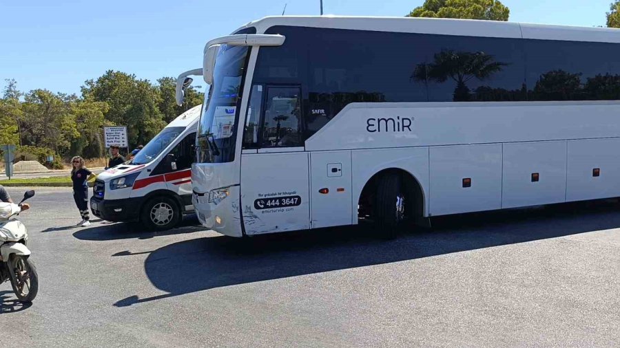 Motosiklet Sürücüsü Otobüsün Altında Kalmaktan Son Anda Kurtuldu