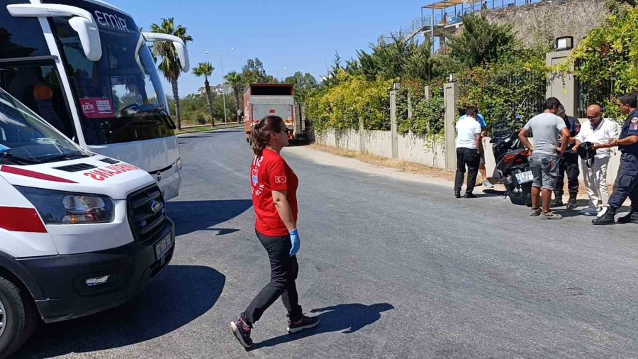 Motosiklet Sürücüsü Otobüsün Altında Kalmaktan Son Anda Kurtuldu