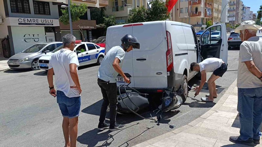 Kaza Yapan Motosiklet, Aracın Altından Güçlükle Çıkarıldı