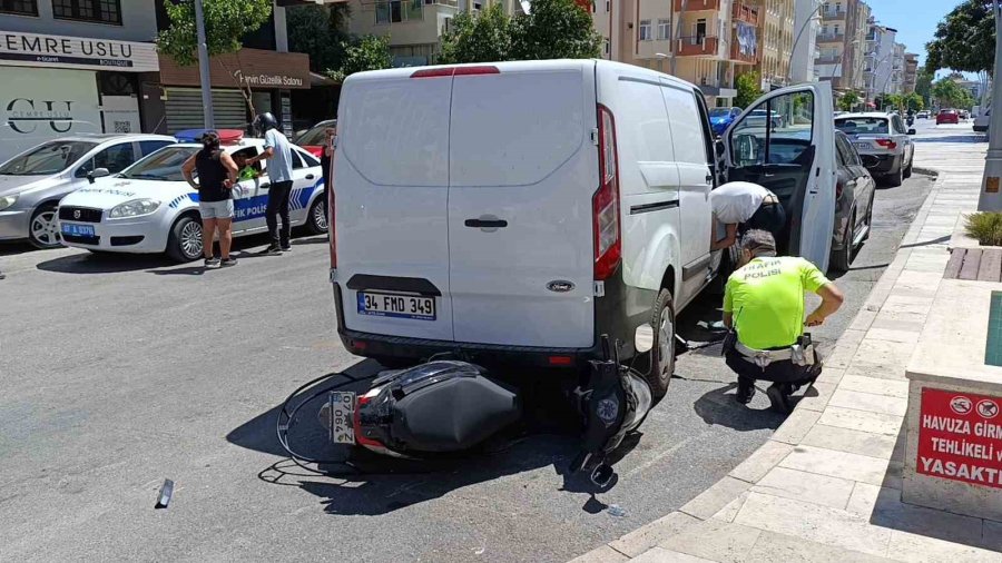 Kaza Yapan Motosiklet, Aracın Altından Güçlükle Çıkarıldı