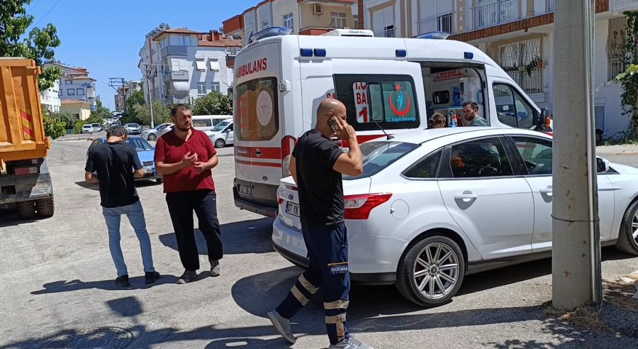 Kaza Yapan Motosiklet, Aracın Altından Güçlükle Çıkarıldı