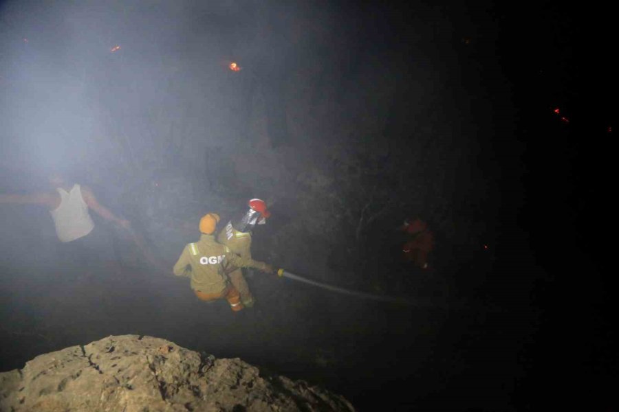 Alevlere Müdahale Eden Orman İşçisi Metrelerce Aşağı Yuvarlandı, Kalkıp Görevine Devam Etti