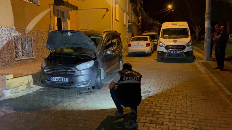 Park Halindeki Aracı Benzin Dökerek Ateşe Verdiler... O Anlar Kamerada