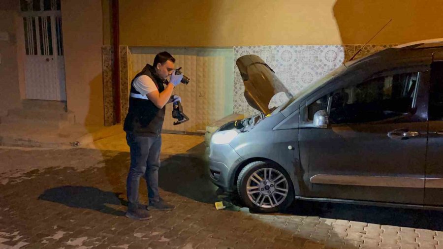 Park Halindeki Aracı Benzin Dökerek Ateşe Verdiler... O Anlar Kamerada