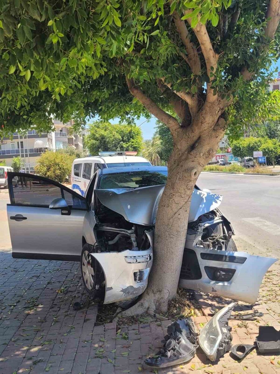 Ağaca Çarpan Otomobil Hurdaya Döndü, Sürücü Kazayı Yaralanmadan Atlattı