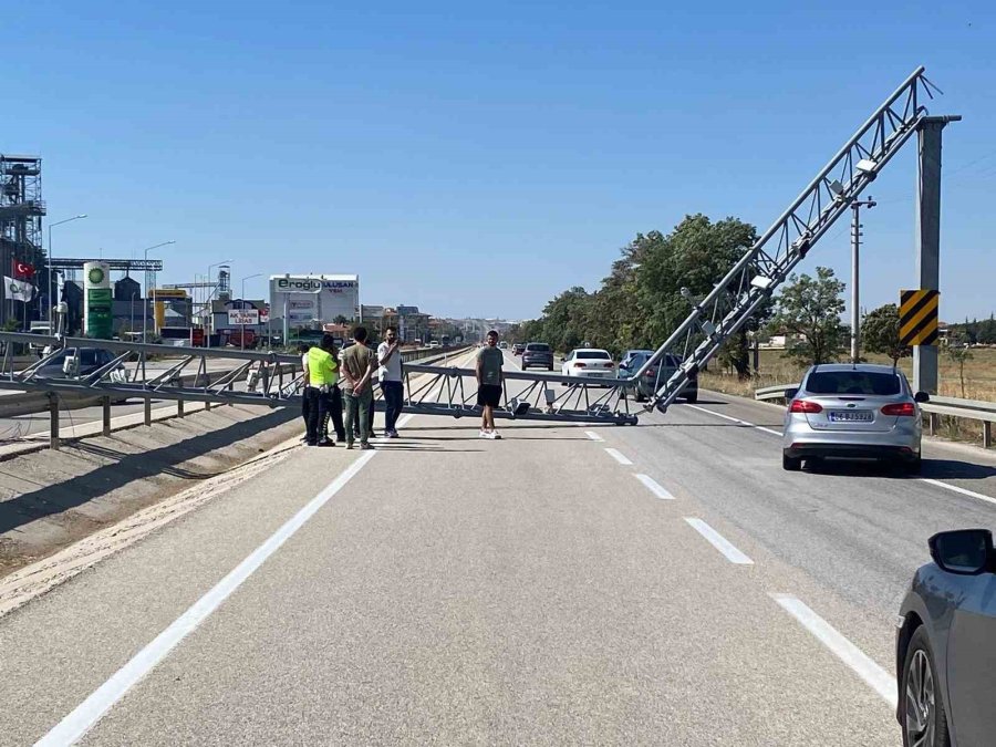 Damperi Açık Tır Pts Direğini Yıktı