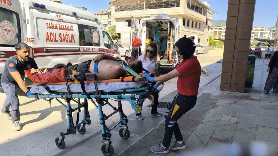 Antalya’da Kontrolden Çıkan Cip Uçuruma Yuvarlandı: 2 Yaralı