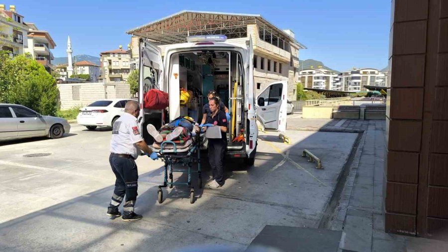 Antalya’da Kontrolden Çıkan Cip Uçuruma Yuvarlandı: 2 Yaralı