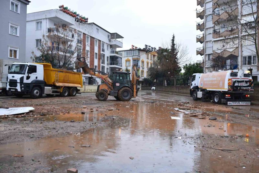 Kepez’de Sel Baskınlarına Karşı 3 Mahallede Yağmur Ve Drenaj Kanalı Çalışması