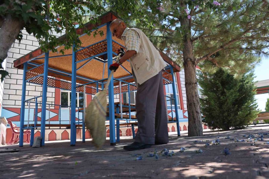 Kolunda Platin Bacağındaki Protezle 86 Yaşında Her Gün Cami Temizliyor