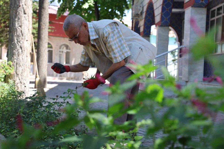 Kolunda Platin Bacağındaki Protezle 86 Yaşında Her Gün Cami Temizliyor