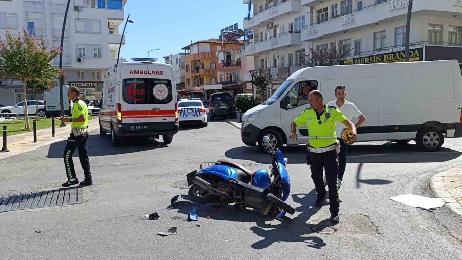 Kamyonete Çarpan Motosikletin Sürücüsü Yaralandı