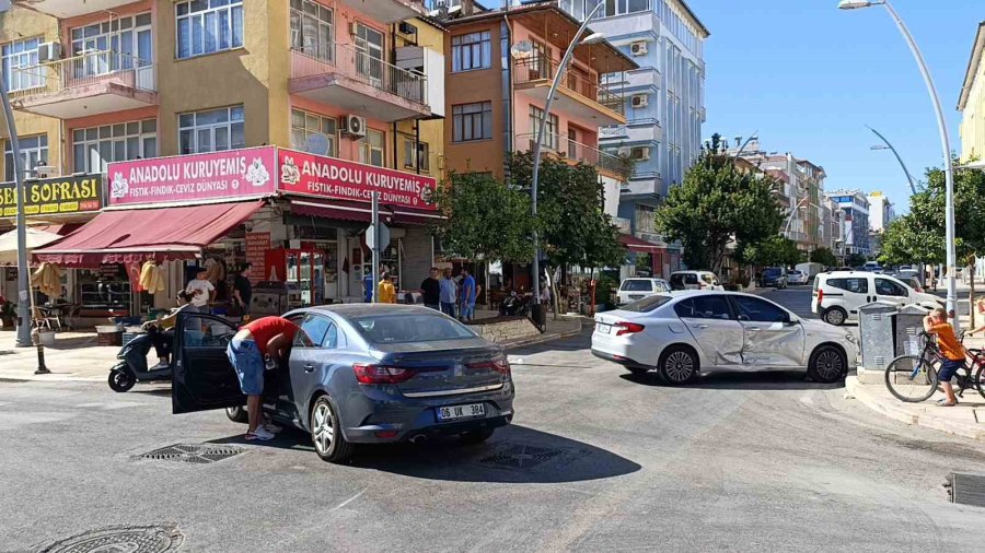 Antalya’da 2 Otomobil Çarpıştı, Sürücüler Yaralandı