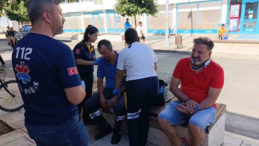 Antalya’da 2 Otomobil Çarpıştı, Sürücüler Yaralandı