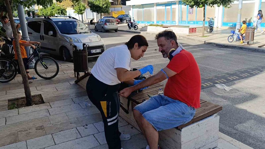 Antalya’da 2 Otomobil Çarpıştı, Sürücüler Yaralandı