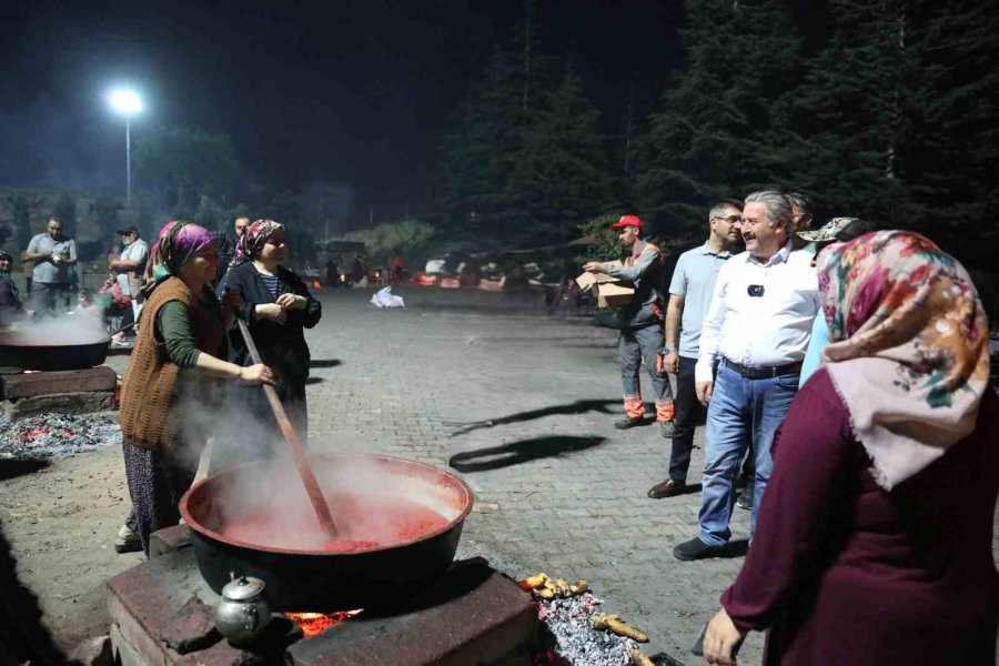 Başkan Palancıoğlu, Vatandaşlarla Salça Kaynattı