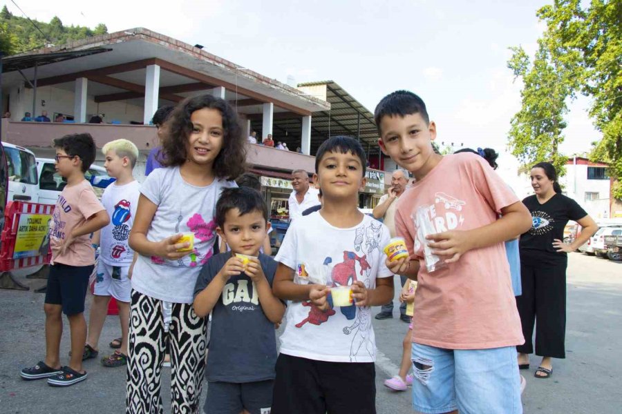 Çocuklara Serinleten Sürpriz: Limonlu Dondurma