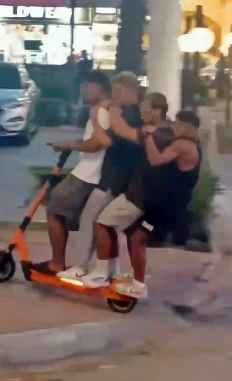 Scooter’a 4 Kişi Binerek Kameraya Poz Verdiler