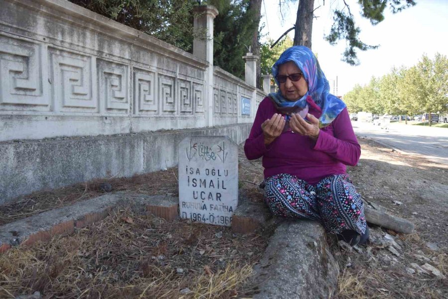 Sahipsiz Çocuk Mezarının Altından Göz Yaşartan Dram Çıktı