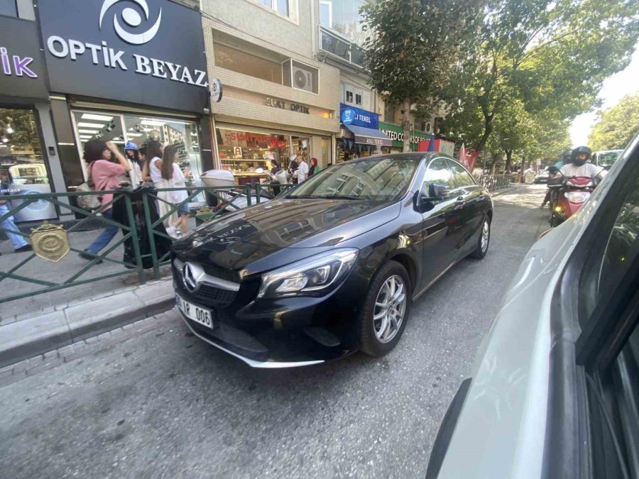 Trafik Lambasının Altına Park Edilen Araçlar Trafiği Tek Şeride Düşürdü