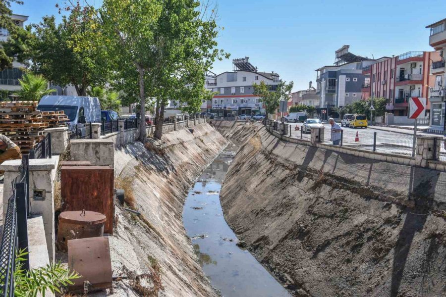 Kepez’de Su Kanalı Temizliği Başladı