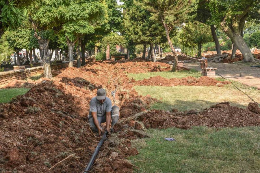 Kepez’in Simge Parkında Yenileme Çalışmaları Sürüyor