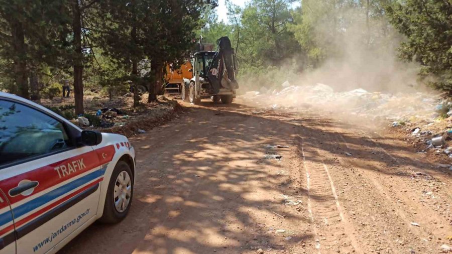 Antalya’da Orman Yangınına Neden Olacak Atık Ve Çöpler Temizlendi