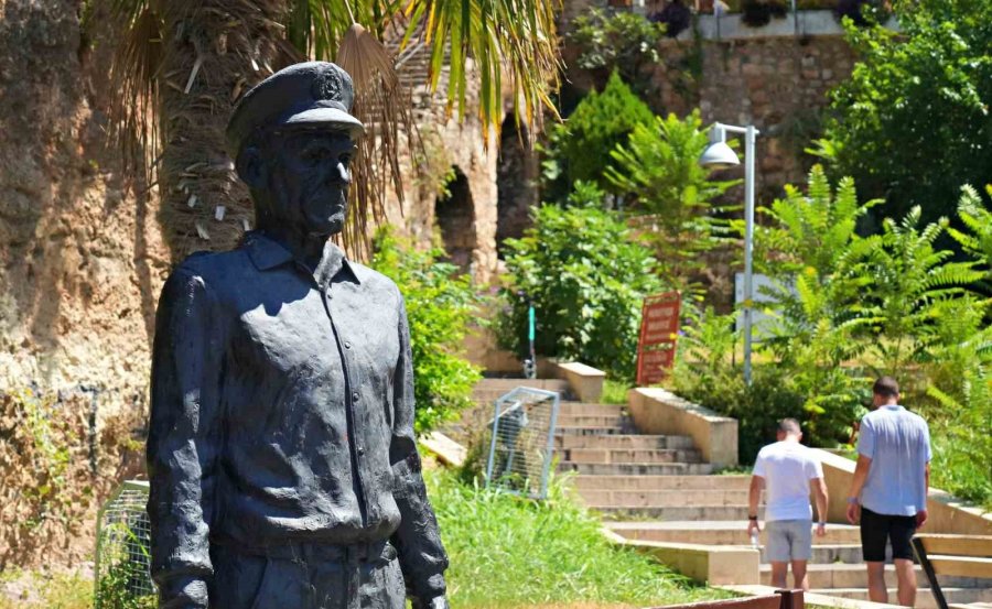 Tarihi Kaleiçi’nin Simge İsmi ‘mustafa Kaptan’ Heykelinin Omuzundaki Güvercin Üçüncü Kez Ortadan Kayboldu