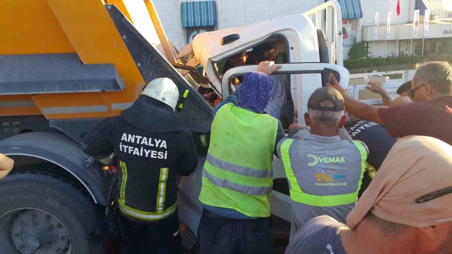 Antalya’da 5 Araç Birbirine Girdi, Sıkışanları İtfaiye Kurtardı