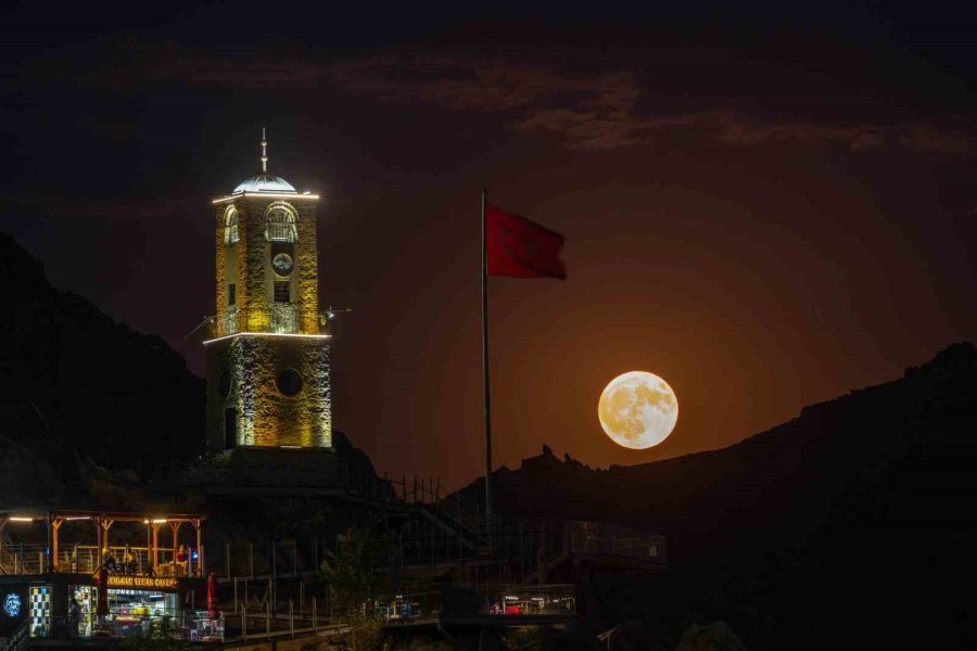 Eskişehir’de Fotoğraflanan ’süper Ay’ Görsel Şölen Oluşturdu