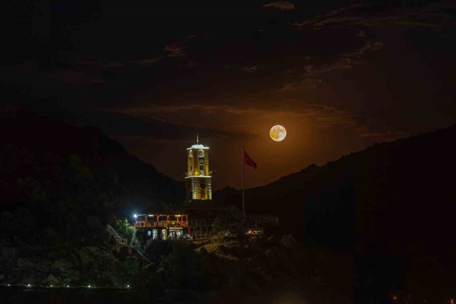 Eskişehir’de Fotoğraflanan ’süper Ay’ Görsel Şölen Oluşturdu