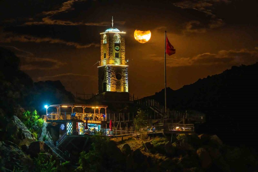 Eskişehir’de Fotoğraflanan ’süper Ay’ Görsel Şölen Oluşturdu