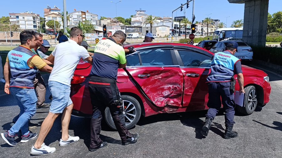 Kaza Yapan İki Otomobil, Kırmızı Işıkta Bekleyen Araca Çarptı: 3 Yaralı