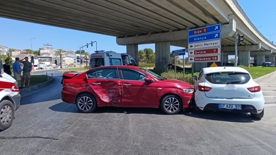 Kaza Yapan İki Otomobil, Kırmızı Işıkta Bekleyen Araca Çarptı: 3 Yaralı