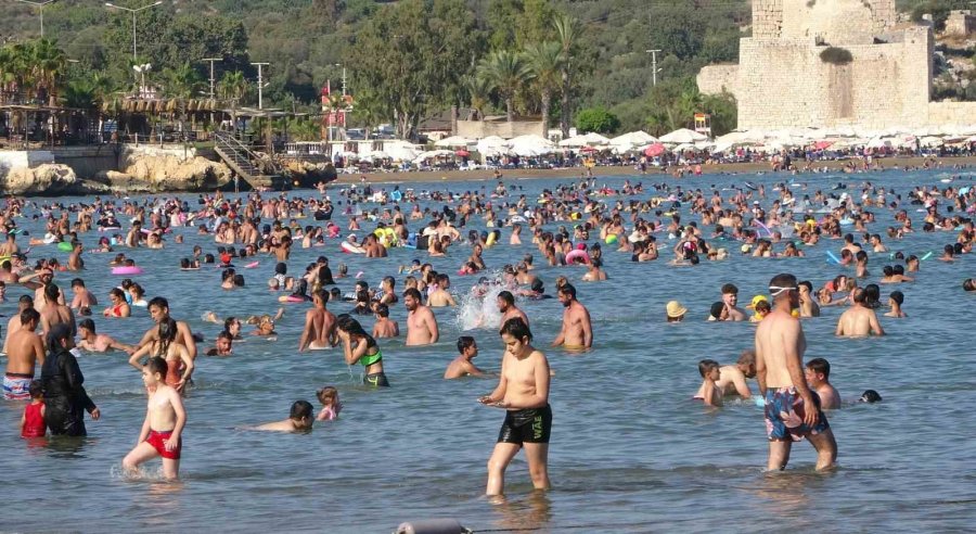 Deniz Sıcaklığı 32 Derece: Kızkalesinde Tatilci Yoğunluğu