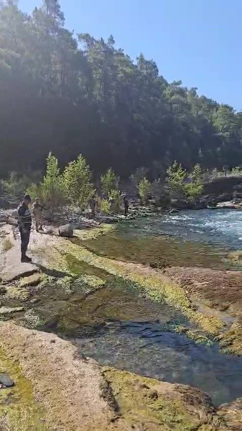 Irmakta Kaybolan Genci Arama Çalışmaları Sürüyor