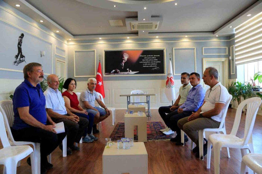 Makam Odasına Haciz Gelen Belediye Başkanı Plastik Sandalye Ve Masada Görevine Devam Ediyor