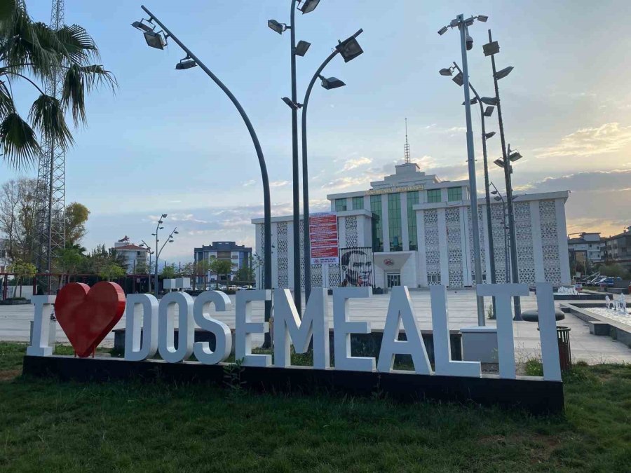 Makam Odasına Haciz Gelen Belediye Başkanı Plastik Sandalye Ve Masada Görevine Devam Ediyor