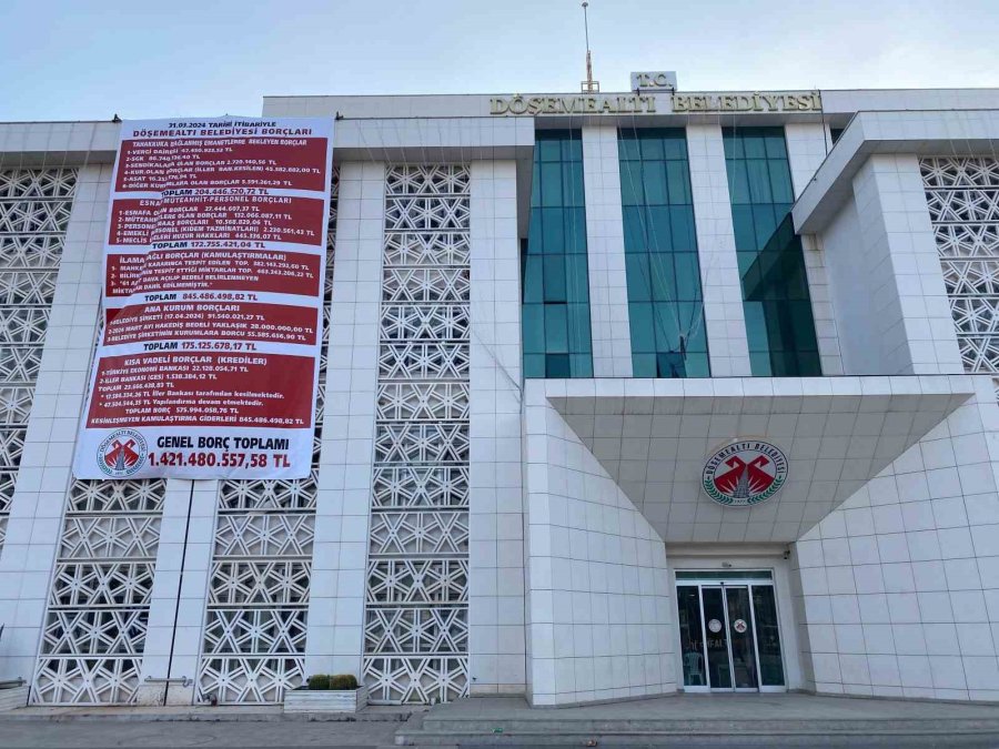 Makam Odasına Haciz Gelen Belediye Başkanı Plastik Sandalye Ve Masada Görevine Devam Ediyor