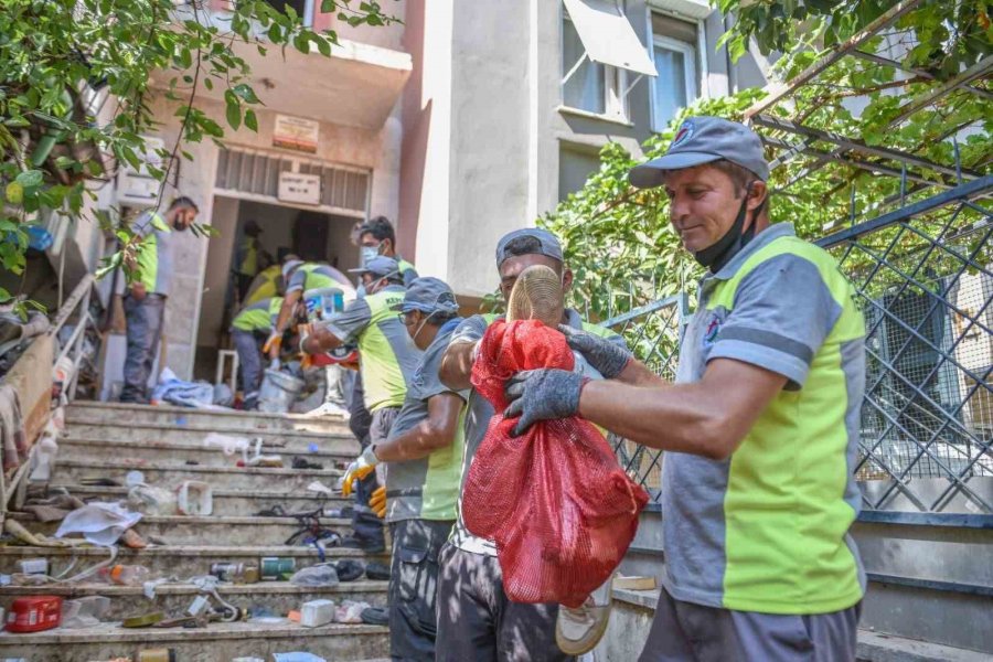 Antalya’da 4 Katlı Apartmandan 6 Kamyon Çöp Çıktı