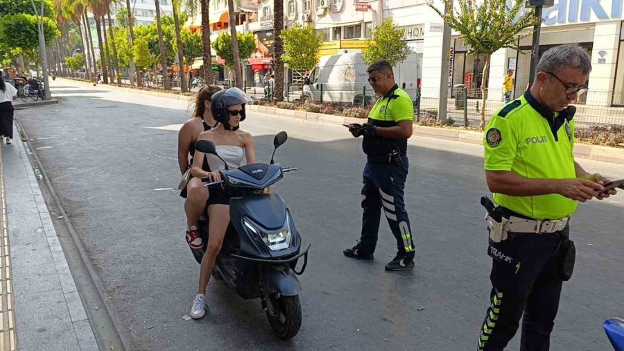 Antalya’da 2 Saatte Kontrol Edilen 130 Motosikletin Yarısına Ceza Kesildi