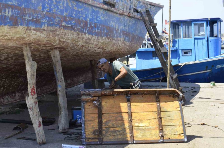 Mersin’de Balıkçılar Av Sezonuna Hazırlanıyor