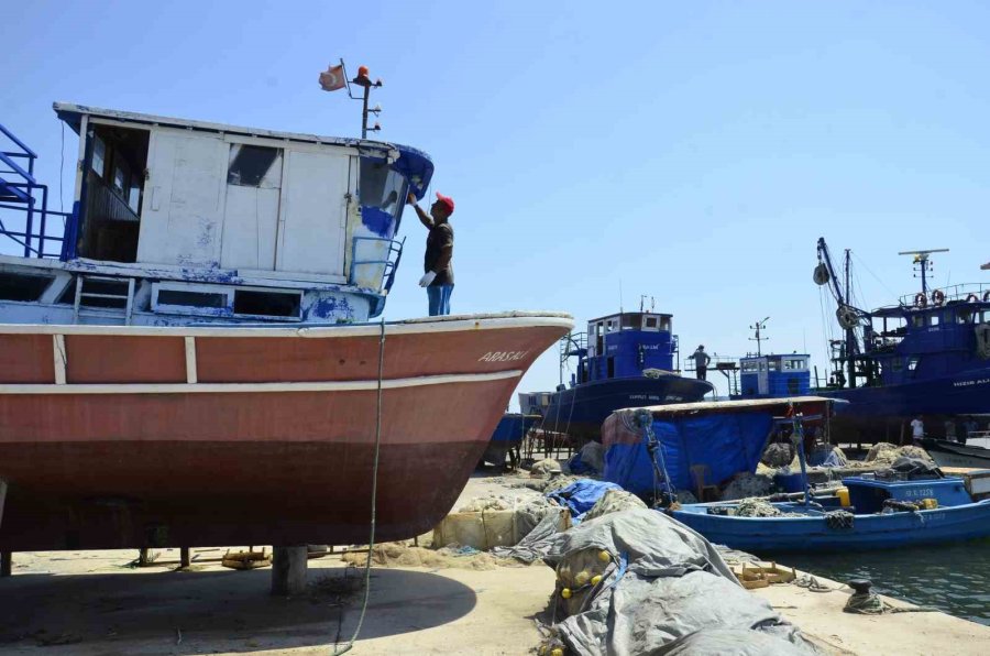 Mersin’de Balıkçılar Av Sezonuna Hazırlanıyor