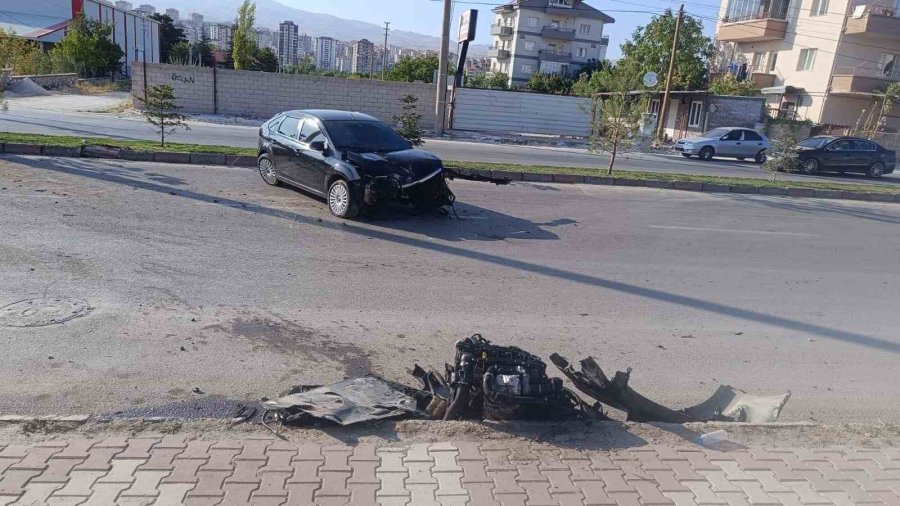 Önüne Çıkan Araca Çarpmamak İçin Direğe Çarpan Sürücü Yaralandı