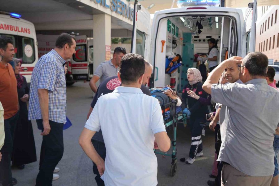 Niğde’de Araçlar Kafa Kafaya Çarpıştı: 9 Yaralı